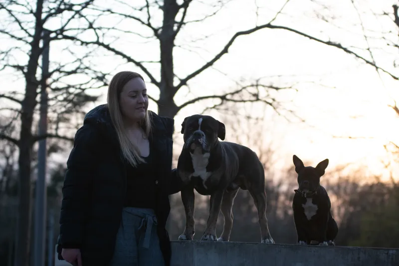 Sarah, Gründerin von Walk Buddies und Hundebetreuerin in Herford
